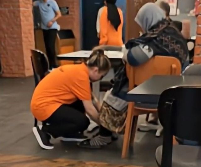 Köfteci Yusuf çalışanının yaşlı müşteriye yardımı sosyal medyada ilgi gördü