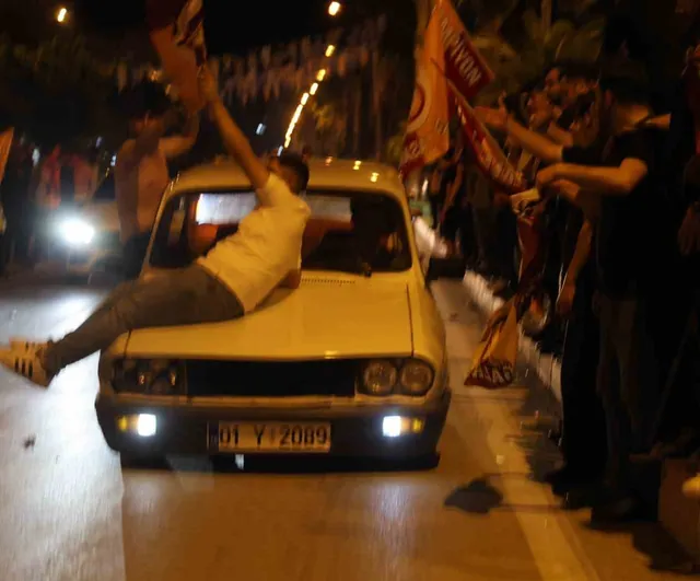 Kozan'da Galatasaray kutlamasında Fenerbahçe bayrağı tabuta sarıldı; polis tehlikeli sürüşe işlem başlattı