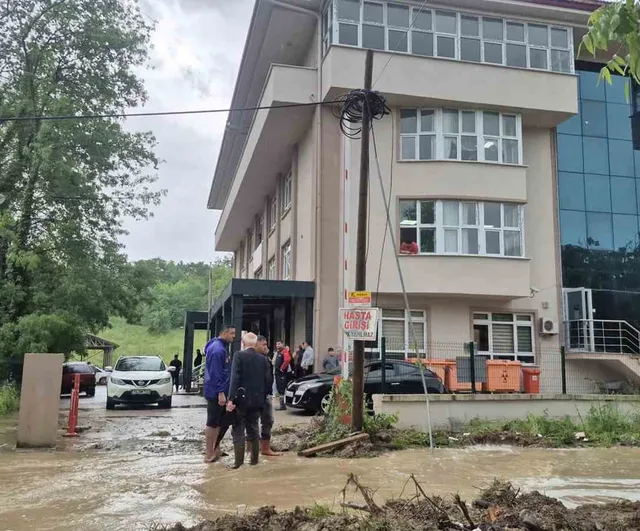 Kozcağız'da sağanak: Sağlık ocağında mahsur kalan yaklaşık 30 kişi kurtarıldı