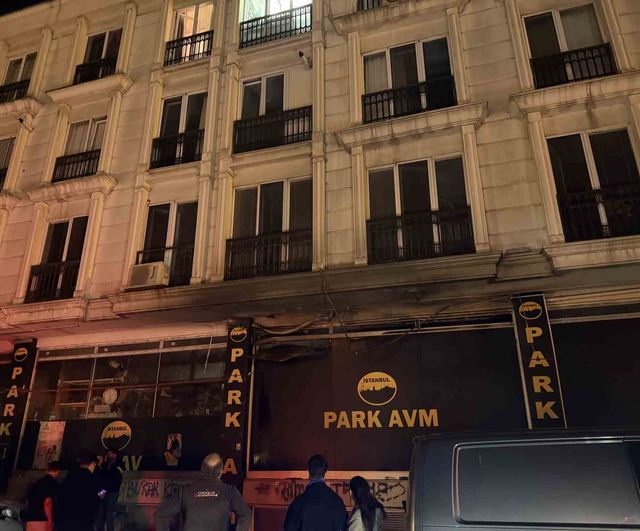 Küçükçekmece'de iş yerinde yangın: 3 kişi dumandan etkilendi