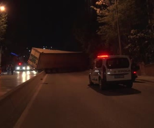 Küçükçekmece’de palet yüklü tır refüje çıkarak yan yattı, trafik kısa süre kapandı