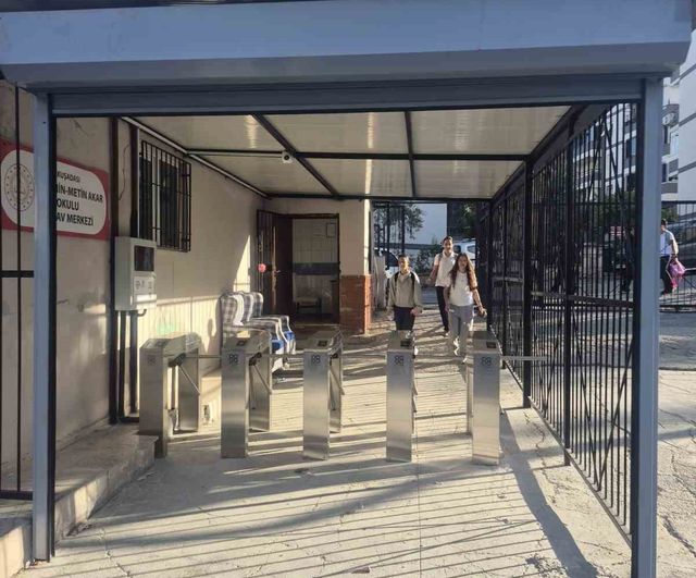 Kuşadası’nda Nermin Metin Akar Ortaokulu’nda kartlı turnike dönemi başlıyor