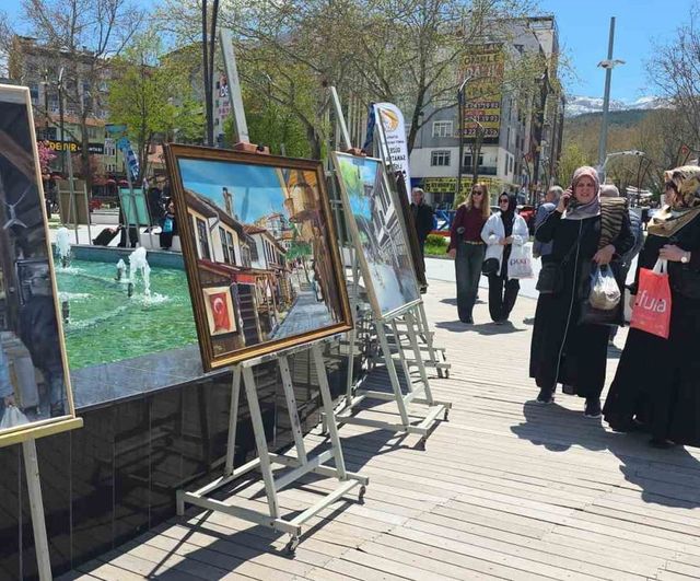 Kütahya ve Sakarya öğrencilerinin "Köklerden Geleceğe" resim sergisi Zafer Meydanı'nda
