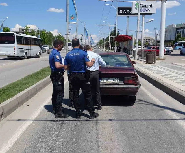 Malatya'da yolcu otobüsü ile otomobil çarpıştı: 5 kişi hafif yaralandı