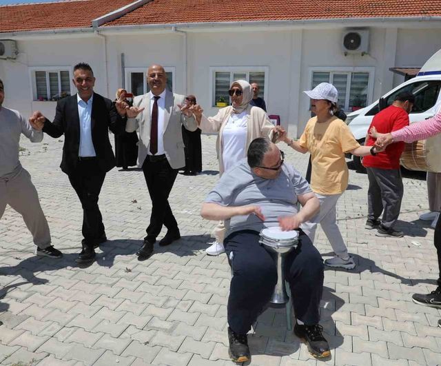 Manisa'da Engelsiz Yaşam Merkezi'nde Engelliler Haftası'na özel aile mangal etkinliği