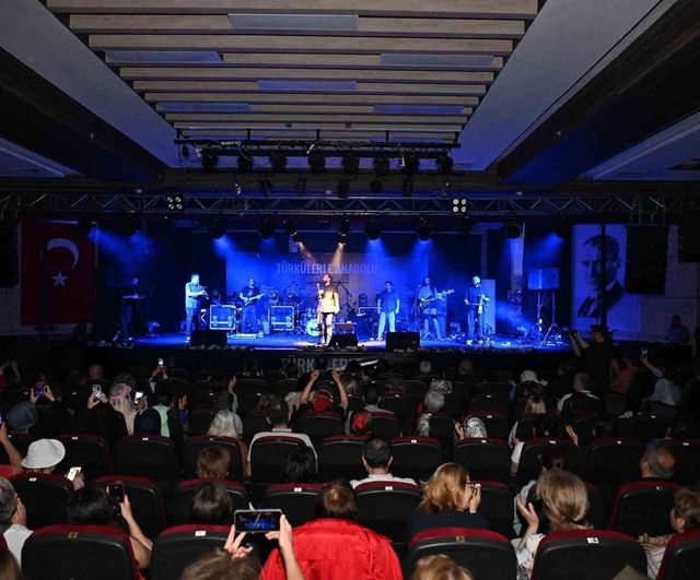 Manisa'da 'Türküler ile Anadolu' Karadeniz gecesi: Niyazi Koyuncu ile horon ve tulum