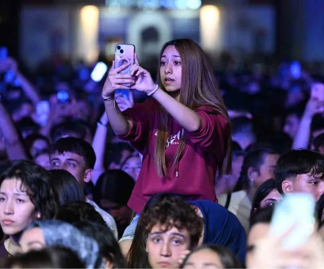 Manisa Gençlik Festivali'nde Simge konseri: Cumhuriyet Meydanı'nda binlerce kişilik coşku