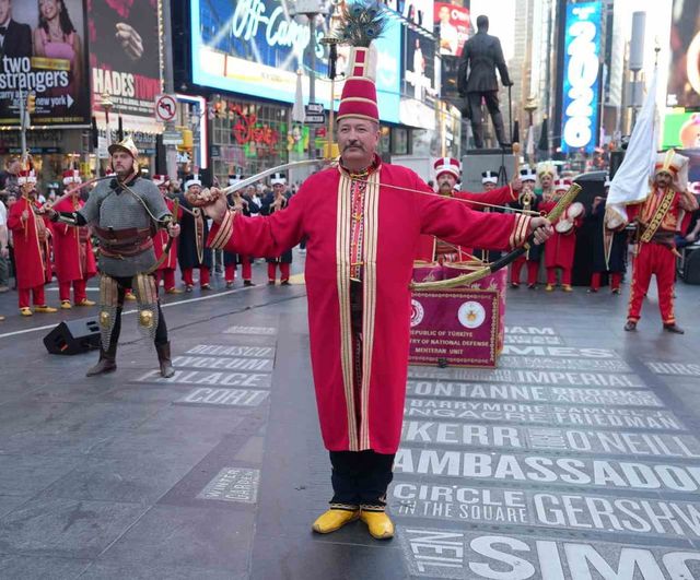 Mehter Takımı Times Meydanı'nda: New York'ta Osmanlı Marşlarıyla Kültürel Etkinlik
