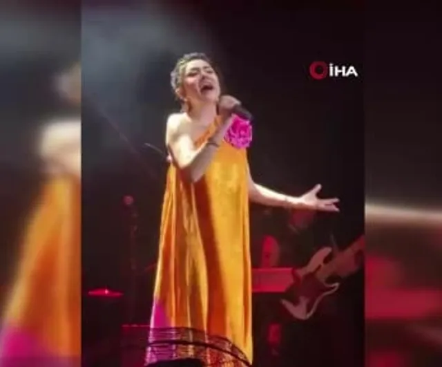 Melek Mosso, Altınoluk 19 Mayıs konserinde 'Keklik Gibi' söylerken duygulandı