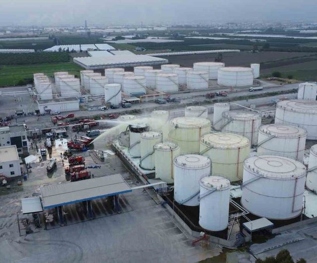 Mersin'de Aves Enerji Dolum Tesisinde Patlama ve Köpüklü Müdahale: 1 İşçi Yaşamını Yitirdi