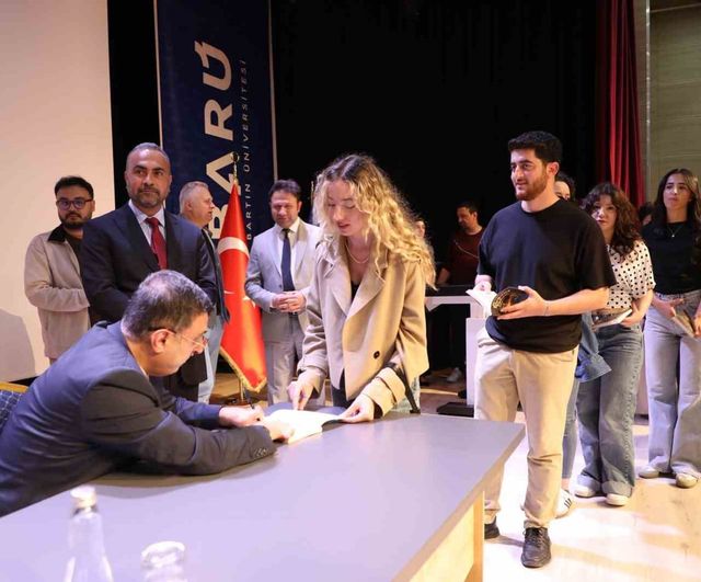 Milletvekili Serkan Bayram, BARÜ'de 'Engelleri Aşan Bir Yaşam' söyleşisinde gençlere ilham verdi