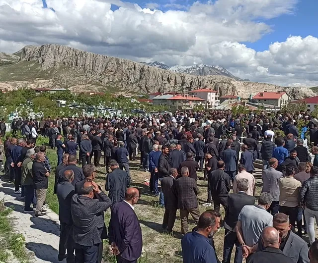 Muğla'daki iş kazasında yaşamını yitiren 21 yaşındaki Resul Karataş Van'da toprağa verildi