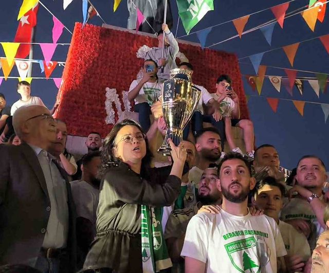 Muğlaspor, Trendyol 1. Lig yükselişinin ardından Cumhuriyet Meydanı'nda coşkuyla karşılandı