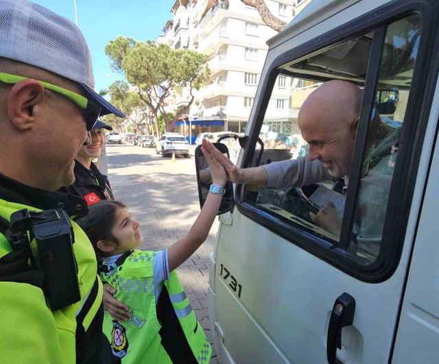 Nazilli'de minik trafik polisleri emniyet kemeri takan sürücülere teşekkür etti