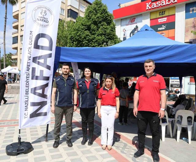 Nazilli'de NAFAD'ın İlk Yardım Standı Cumhuriyet Meydanı'nda İlgi Çekti