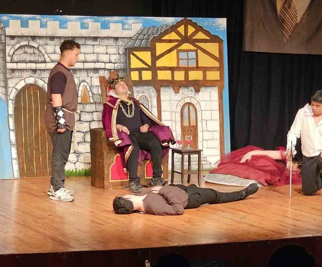 Nazilli Meslek Lisesi Tiyatro Topluluğu Shakespeare'in 'Hamlet'ini sahneledi