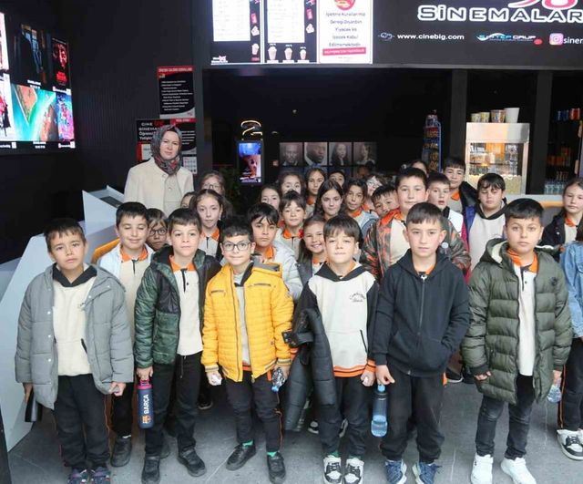 Niğde'de 23 Nisan görevlerine sinema sürprizi: 379 öğrenci ödüllendirildi