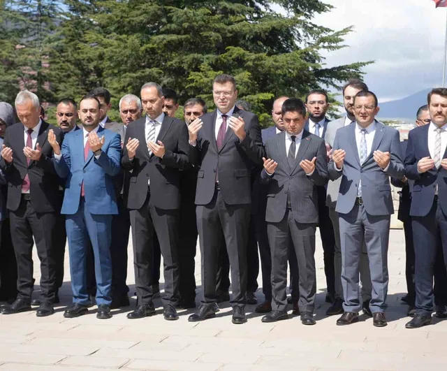 Niğde Valisi ve İl Protokolü Kurban Bayramı Arifesinde Şehitliği Ziyaret Etti