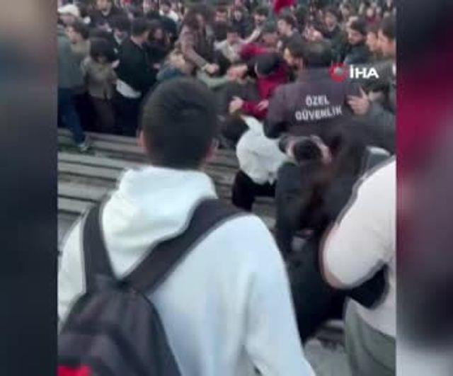 ODTÜ Bahar Şenlikleri'nde İlkay Akkaya Konseri: Bayraklı Protestoya Yönelik Saldırı ve Güvenlik Müdahalesi