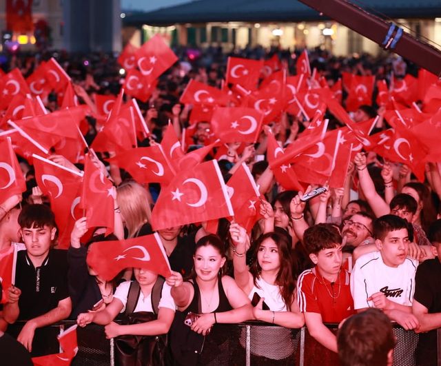 Osmangazi’de 25 bin genç 19 Mayıs coşkusunu yürüyüş ve Poizi konseriyle yaşadı