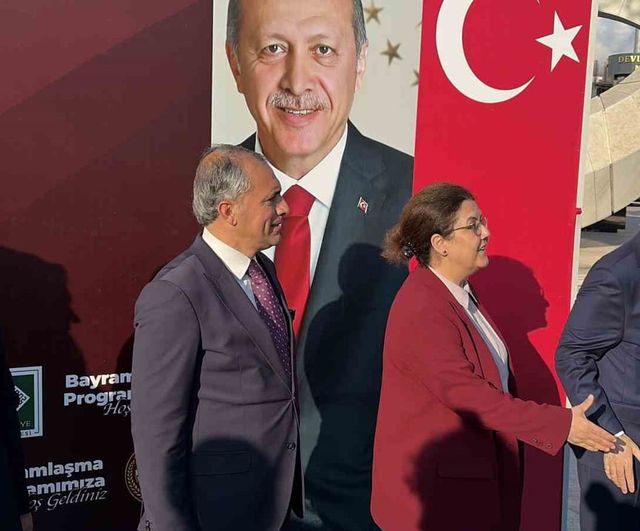 Osmaniye'de Kurban Bayramı'nda Protokol ve Vatandaşlar Devlet Bahçeli Meydanı'nda Bayramlaştı
