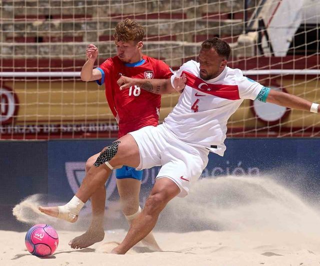 Plaj Futbolu Milli Takımı Avrupa A Ligi'ni Çekya Galibiyetiyle 7. Sırada Tamamladı