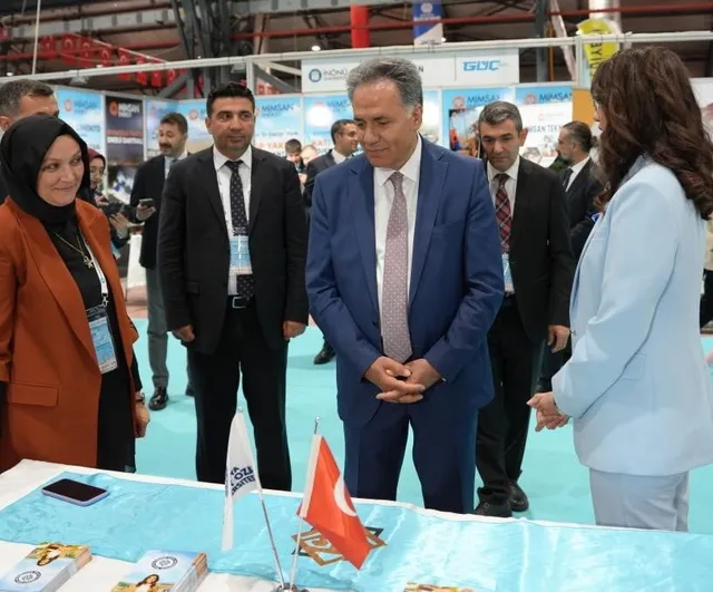 Rektör Akpolat İpek Yolu Kariyer Fuarı'ndaki stantları yerinde inceledi