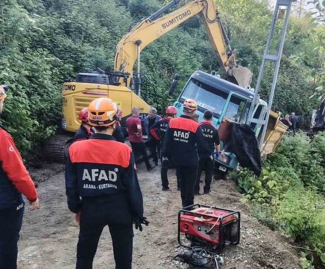 Rize'de hafriyat kamyonu kazasında bir işçi hayatını kaybetti
