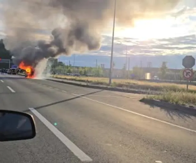 Rize'de seyir halindeki Peugeot alev aldı; itfaiye müdahale etti