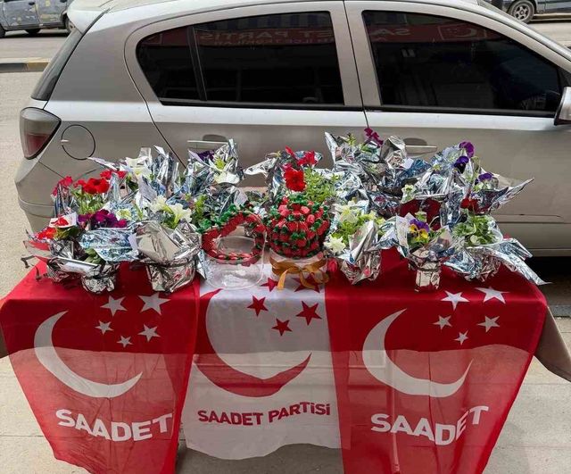 Saadet Partisi Alaşehir Hanım Kolları'ndan Anneler Günü Buluşması: Yoğun Katılım ve Yeni Üyelik Vurgusu