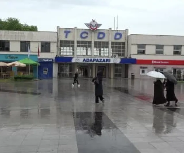 Sakarya'da sağanak yağış: Cadde ve sokaklarda su birikintileri oluştu