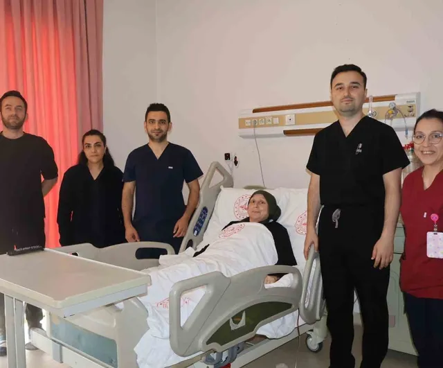 Sakarya Eğitim ve Araştırma Hastanesi'nde 5 saatlik mikrocerrahi ile otolog meme rekonstrüksiyonu