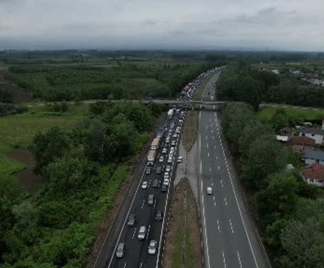 Sakarya geçişinde Kurban Bayramı trafiği: Akyazı'ya uzanan kilometrelerce kuyruk