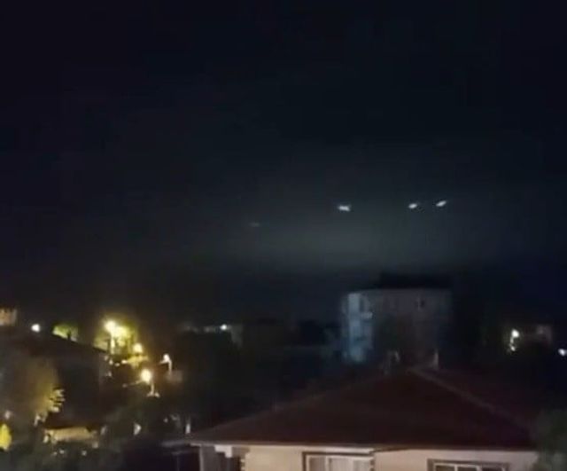 Sakarya'nın Kocaali ilçesinde gece gökyüzünde sıralı ışıklar görüldü