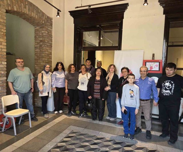 Salih İssisu'nun eserleri 'Renkler Engel Tanımaz' sergisinde beğeni topladı