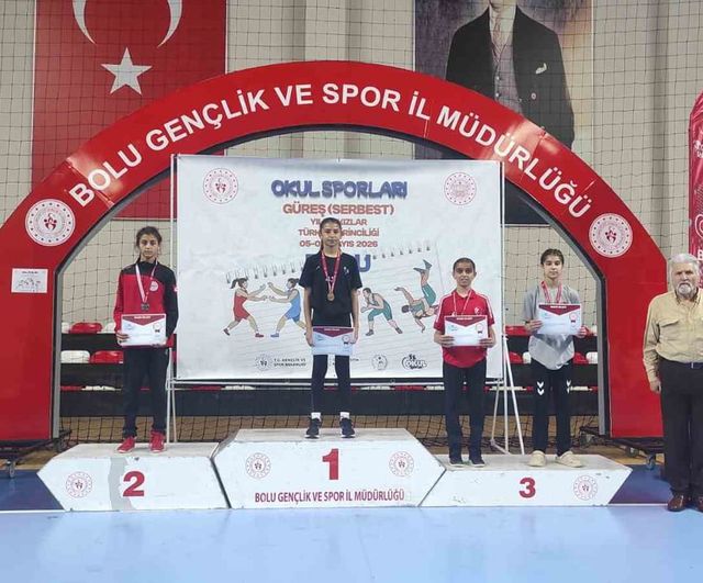 Salihli'nin yıldız güreşçileri Bolu'dan madalyalarla döndü: Misak-ı Milli Ortaokulu takımda Türkiye 3'üncüsü