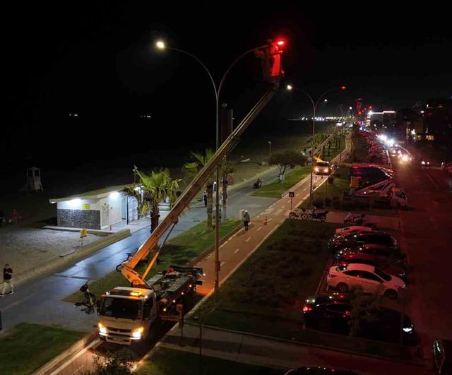 Samsun'da 19 Mayıs'a Özel Aydınlatma: Atakum Sahili Kırmızı ve Beyaza Büründü