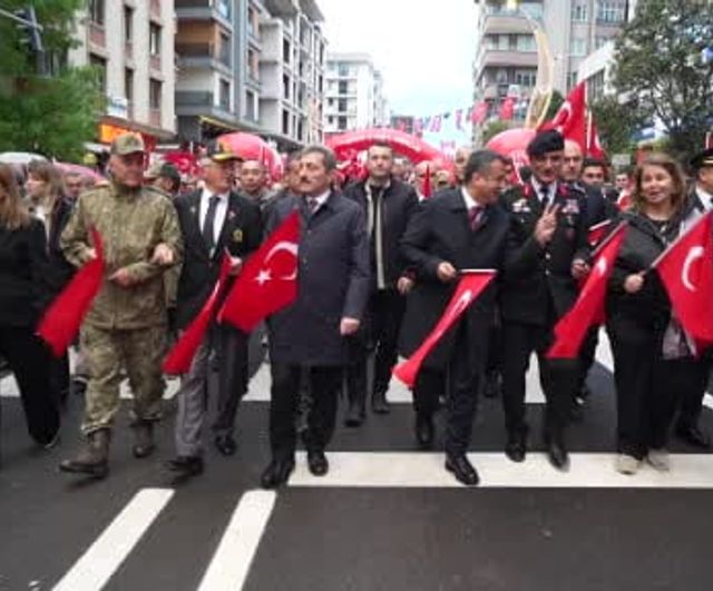 Samsun'da 1919 metrelik bayrakla Fener Alayı ve Gençlik Haftası yürüyüşü