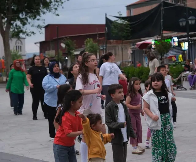 Sarıgöl'de müzik eşliğinde spor etkinliği Atatürk Kent Meydanı'nı doldurdu