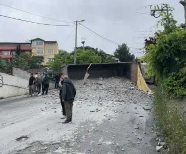Sarıyer'de moloz yüklü kamyon rampada geri kayıp devrildi; sürücü hafif yaralandı