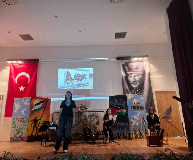 Selçuk'ta lise öğrencileri 'Filistin’in Gözyaşları' oyununu sahneledi