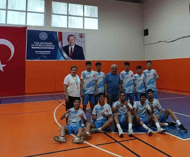 Selendi'de Gençlik Haftası: Mehmet Akif Ersoy Anadolu Lisesi kız ve erkek voleybol takımları şampiyon