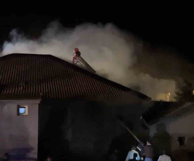 Seydişehir'de samanlık yangını itfaiyenin müdahalesiyle eve sıçramadan söndürüldü