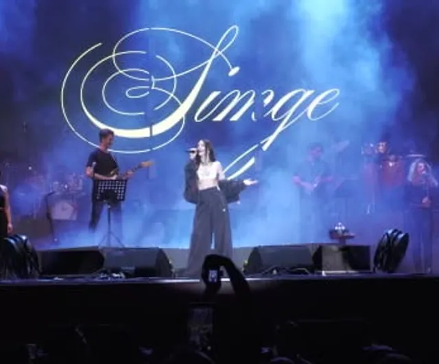Simge Manisa Gençlik Festivali'nde Cumhuriyet Meydanı'nda Sahne Aldı