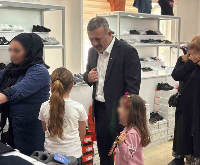 Sincan Belediye Başkanı Murat Ercan 1100 çocuğa bayramlık dağıttı
