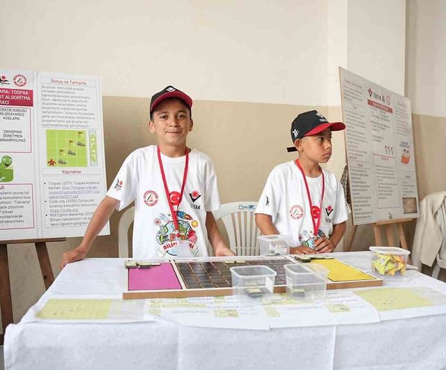 Sındırgı'da Yüreğil Ortaokulu TÜBİTAK 4006 Bilim Fuarı yoğun ilgi gördü