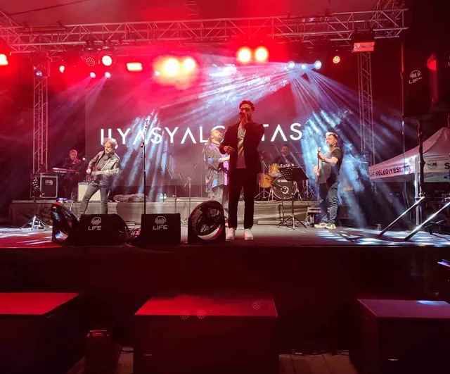 Sinop'ta 19 Mayıs Coşkusu: İlyas Yalçıntaş Uğur Mumcu Meydanı'nda Konser Verdi