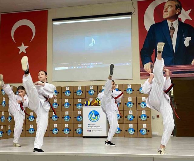 Sinop'ta Okul Sporları Destek Programı kapsamında spor malzemeleri teslim edildi