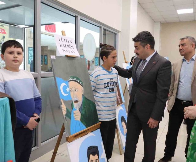 Sivas’ta 'Doğu Türkistan’ı Hatırla' resim sergisi açıldı