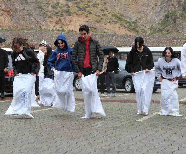 Sivas'ta Hıdırellez Paşabahçe Mesire Alanı'nda Yağmura Rağmen Coşkuyla Kutlandı